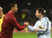 Lionel Messi enfrentando a Cristiano Ronaldo (i) en el duelo entre Argentina y  Portugal.