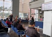 Contribuyentes esperan en la sala de atención del SRI en Guayaquil. La entidad recibe trámites relacionados con las obligaciones tributarias.