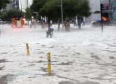 La granizada cubrió de hielo las calles de la avenida Colón, en el centro norte de Quito.