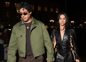 Ana de Armas y Beto Montenegro hicieron público su romance en París al llegar tomados de la mano.