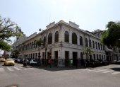 Fachada del edificio patrimonial en el que funcionó el colegio Ana Paredes de Alfaro, en las calles Sucre y Chimborazo, en el centro de Guayaquil.