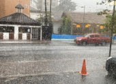 Lluvia con granizo cayó en Quito, el miércoles 7 de octubre del 2026. Una imagen registrada después de las 16:00, en la Juan León Mera y Robles.