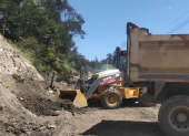 Maquinaria trabaja en la remoción de material y rehabilitación de una vía afectada en la provincia de Loja.