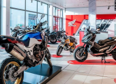 Motos en exhibición en una tienda comercial.