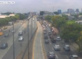 Alto flujo vehicular se registra en la avenida de las Américas, cerca del aeropuerto José Joaquín de Olmedo, en sentido hacia el centro de Guayaquil.