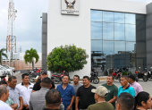 Los afectados se concentraron en Manta a la espera de la diligencia judicial, que fue aplazada.