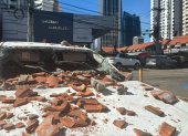Un vehículo afectado por restos de un edificio tras un terremoto de magnitud 7,7 con una profundidad de 10 kilómetros en Panamá.