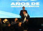 Billy Navarrete, representante del Comité para la Defensa de los Derechos Humanos, recibió la condecoración este viernes 9 de octubre.