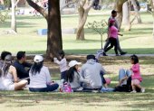 Familias aprovecharon el feriado del 9 de Octubre para reunirse bajo la sombra de los árboles del parque La Carolina, donde niños y adultos disfrutaron de una jornada de descanso y recreación al aire libre.