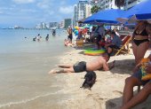 En el primer día del feriado por el 9 de octubre hubo gran presencia de turistas en las playas de Santa Elena