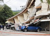 Socorristas caminan frente a una edificación afectada por el terremoto de magnitud 7,7 que sacudió Panamá.