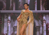 Shyare Andrade deslumbró con un imponente traje de gala dorado durante la final del Miss Grand International 2026, celebrada en Bangkok, Tailandia.