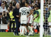 El entrenador del Real Madrid, José Mourinho (i) celebra con su delantero Yan Diomande (c) el 1-0.