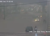 Juan Tanca Marengo: La acumulación de agua en los exteriores del Colegio Americano dificultó el tránsito vehicular durante la tarde de este domingo.