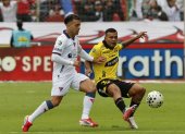 Liga de Quito y Barcelona jugando en el estadio Rodrigo Paz.