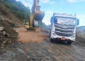 En el kilómetro 90 de la vía Cuenca- Molleturo- El Empalme se ejecutan tareas de limpieza de un deslave. La vía está cerrada.