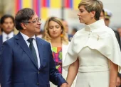 Gustavo Petro y su ahora exexposa Verónica Alcocer fueron fotografiados juntos en un evento oficial durante la Presidencia de Petro.