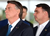 El expresidente Jair Bolsonaro (i) en en evento oficial pasado junto a su hijo y senador Flávio Bolsonaro (d).