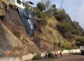 Este 12 de octubre continúan los trabajos tras el deslizamiento de tierra en la Mariano Hinojosa y Autopista General Rumiñahui.