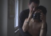 El documental plantea preguntas sobre las condiciones en las que una persona enfrenta una enfermedad y las responsabilidades que asumen quienes la rodean.
