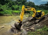 Una máquina trabaja para limpiar la zona y minizar el efecto de las inundaciones.