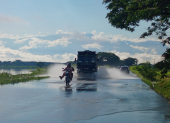 Babahoyo bajo el agua: comunidades aisladas y sin acceso a agua potable.