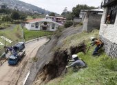 Emergencia en Madrigal. Los trabajos de limpieza continúan tras el deslizamiento de tierra registrado en este barrio del sector de Monjas, al oriente de Quito.