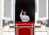 El Papa León XIV dirige el rezo del Ángelus desde la ventana de su despacho con vistas a la Plaza de San Pedro, en la Ciudad del Vaticano, el 11 de octubre de 2026.