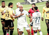 Deyverson (c.) durante el partido entre Liga de Quito y Barcelona.