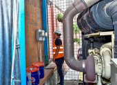 Un trabajador revisa los medidores de energía eléctrica en una empresa, en Guayaquil.