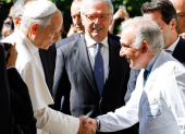 El papa León XIV (izquierda) fue recibido por el médico Andrea Cambieri, quien encabeza el equipo que lo operará.