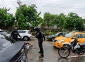 Agentes policiales durante las detenciones en el norte de Guayaquil.