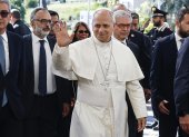 Fotografía del papa León XIV (C) llegando al Hospital Universitario Agostino Gemelli de Roma, Italia.
