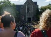 Concentración en la Plaza Ho de la Universidad de Cornell en la que se reclama por el caso sobre la violación grupal de una estudiante en 2024.