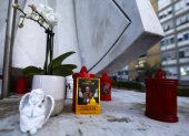Una fotografía del papa León XIV colocada bajo la estatua de Juan Pablo II frente al Hospital Universitario Agostino Gemelli, donde el pontífice se encuentra hospitalizado, en Roma.