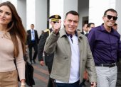 El presidente Daniel Noboa junto a los candidatos de ADN a la Alcaldía de Quito, Harold Burbano (d), y a la Prefectura de Pichincha, Giovanna Ubidia (i).