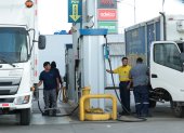 Camiones cargan diésel premium para trabajar, en una gasolinera de Guayaquil.