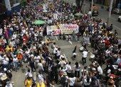 Personas participan en una manifestación contra el Gobierno de Abelardo de la Espriella, este miércoles 14 de octubre, en Cali (Colombia).
