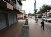 En plena avenida Víctor Emilio Estrada, la principal de Urdesa, hay varios locales desocupados.