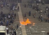 Hinchas de Emelec incendiaron papel picado en las gradas del estadio Christian Benítez.