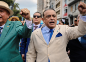 Los concejales de Guayaquil, Manuel Romero (izquierda) y Alberto Cajamarca, durante una marcha en la avenida Malecón.