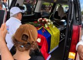 El féretro de Mónika Silva fue cobijado con una bandera de Ecuador.