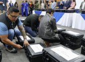 Funcionario del CNE revisa los kits electorales que serán enviados a las circunscripciones del exterior.