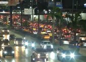 Extensas filas de vehículos se evidenciaron en la avenida Pedro Menéndez Gilbert, en el norte de Guayaquil, entre la tarde y noche de este jueves 15 de octubre.
