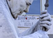 Una pancarta con el mensaje «Hematología saluda al Papa» cuelga de una de las ventanas del Hospital Universitario Agostino Gemelli, donde se encuentra ingresado el papa León XIV, en Roma (Italia).