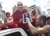El presidente de Brasil y candidato a la reelección, Luiz Inácio Lula da Silva, saluda a sus seguidores durante un acto de campaña en Juiz de Fora, en el estado de Minas Gerais (Brasil).