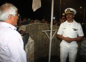Un oficial de la Armada del Ecuador explica a los familaires de las labores de búsqueda de los pescadores desaparecidos