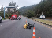 En la avenida Simón Bolívar, cerca del camposanto Monte Olivo, un automóvil chocó contra una motocicleta.