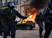 Agentes antidisturbios intervienen durante las protestas contra el encarecimiento de la vida en Francia, que dejaron incendios y saqueos.