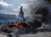 Un automóvil arde en la plaza de la República mientras estallan enfrentamientos entre manifestantes y la policía durante una protesta contra el aumento del coste de la vida y los recortes en los servicios públicos en París, Francia, el 17 de octubre de 2026 EFE/YOAN VALAT